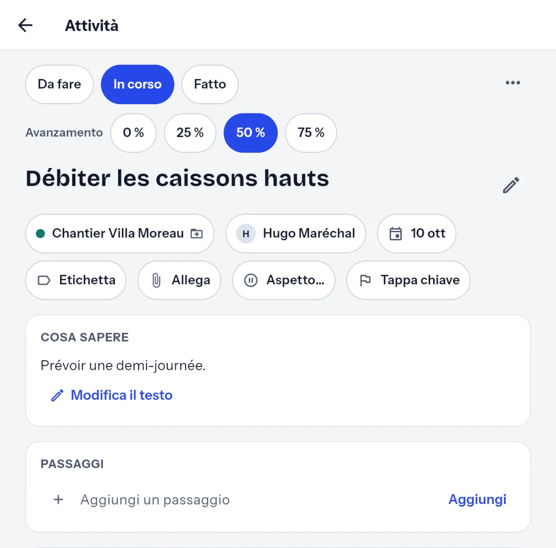 Un’attività: progetto, responsabile, data, pulsante per allegare un file, discussione.
