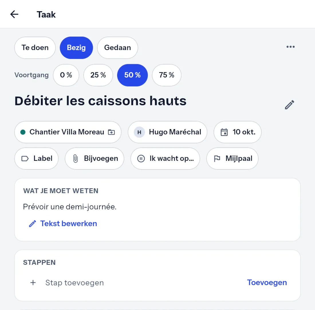 Een taak: project, verantwoordelijke, datum, knop om een bestand toe te voegen, overleg.